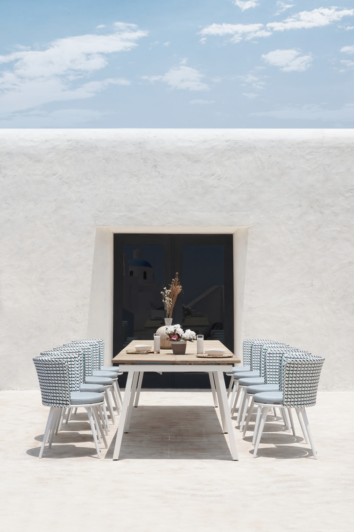 MAXXIMUS_extension_table_&_DAISY_MAE_dining_chair_alu_2_med