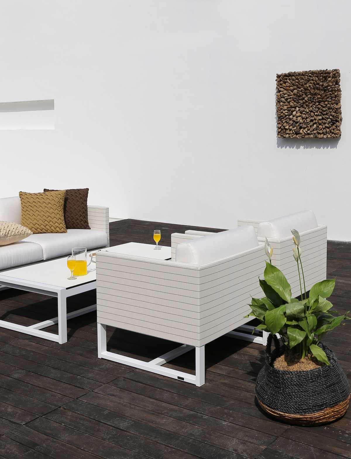 MONO_1_seater_2_seater_with_long_table_med