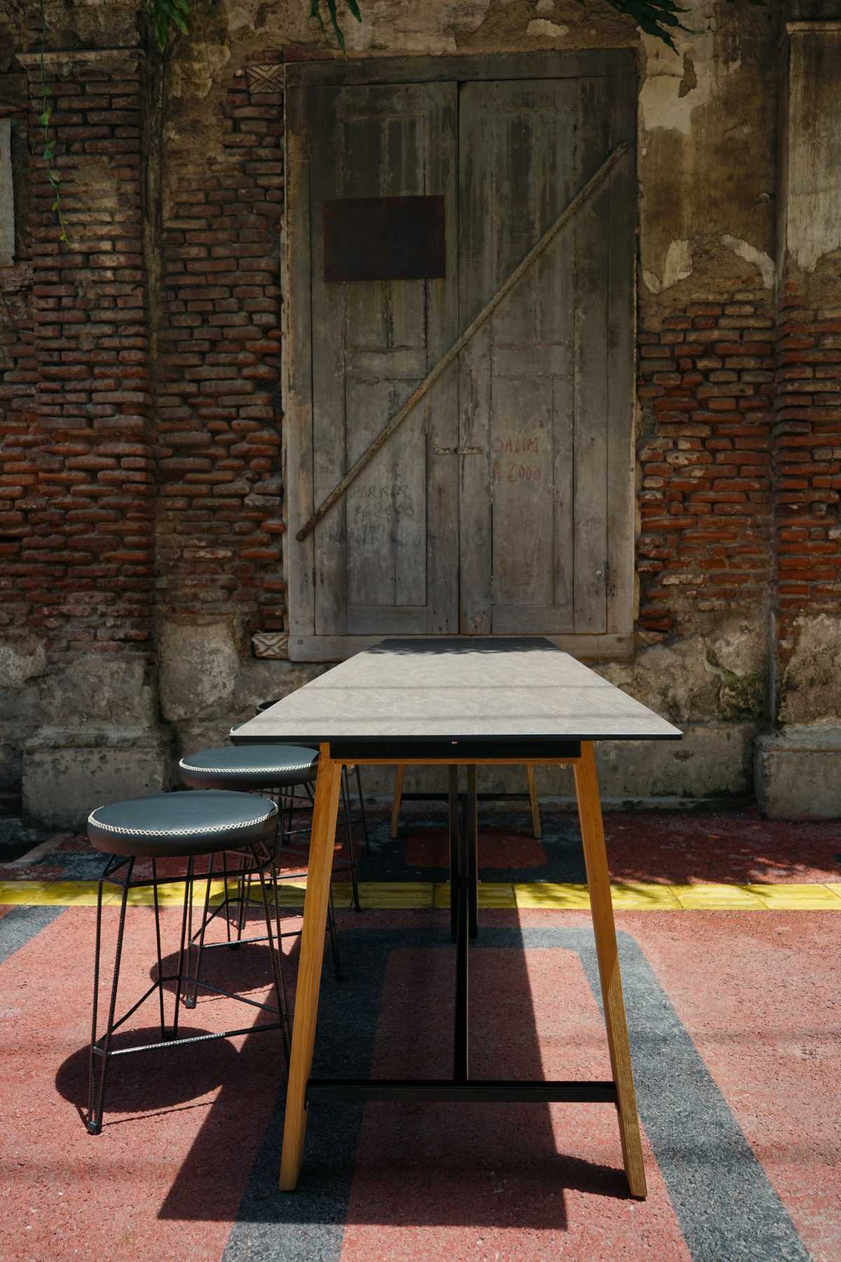 SATO_communal_table_240_MATCH_round_counter_stool_stamskin_b_med