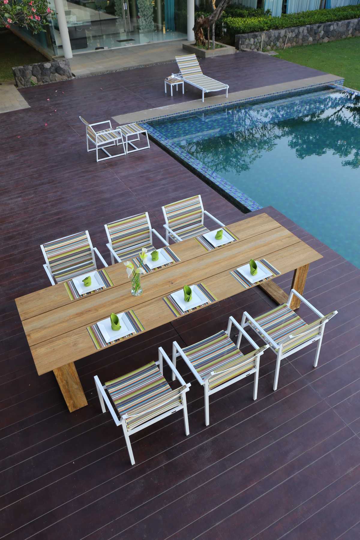 STRIPE_stackable_armchair_BIG_DADDY_table_med